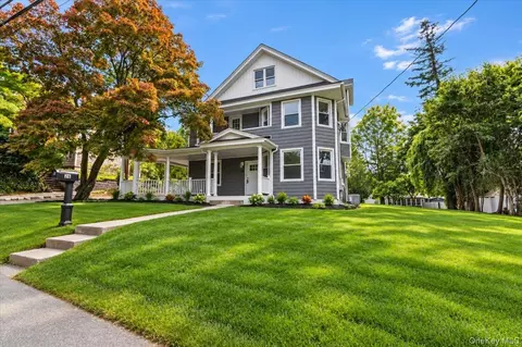 28 Ketewomoke Dr, Huntington, NY 11743