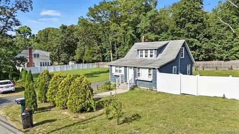 45 Columbus Ave #45, Farmingville, NY 11738