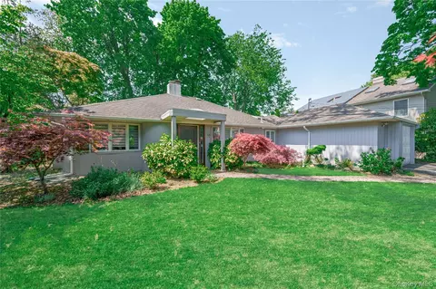 19 Ridge Dr E, North Hempstead, NY 11576