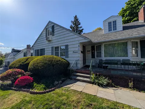 14 Waverly St, Glen Head, NY 11545
