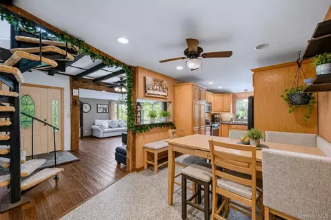 Entry Way - 2 Iris Rd, Cornwall, NY 12518 photo 2 of 4
