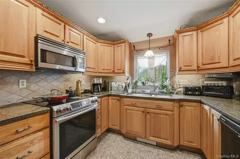 Kitchen - 2 Iris Rd, Cornwall, NY 12518 photo 4 of 6