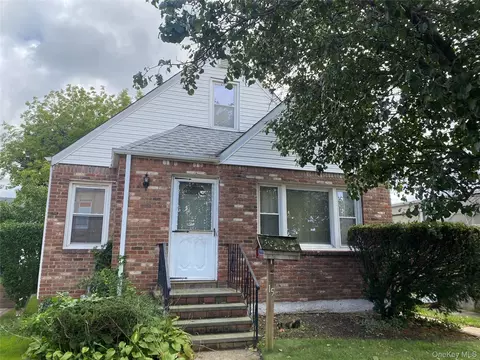 15 Cross St, North Hempstead, NY 11596