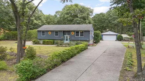393 Railroad Ave, Manorville, NY 11949
