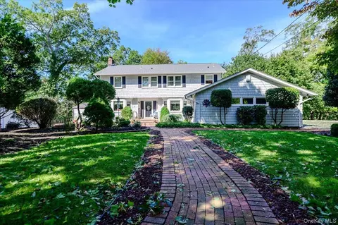 12 Knoll Crst, Miller Place, NY 11764