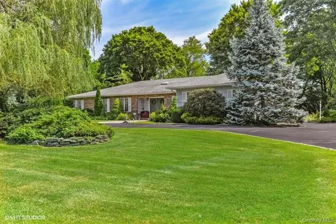 23 Hill House Ln, Glen Head, NY 11545