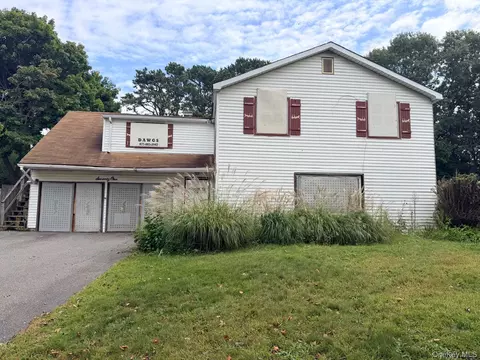 71 Matsunaye Dr, Medford, NY 11763