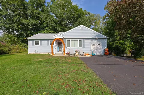 1 Rocky Ln, New Windsor, NY 12553