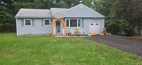 1 Rocky Ln, New Windsor, NY 12553