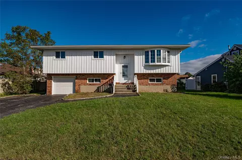 15 Earl Pl, Amityville, NY 11701