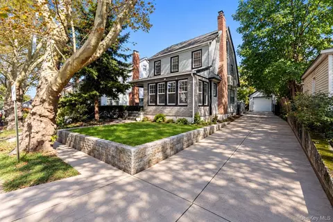 45-27 Arcadia Ln, North Hempstead, NY 11020