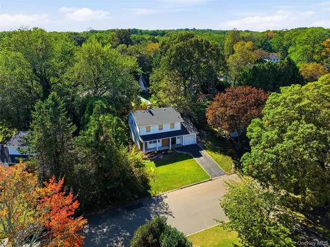 4 Deepdale Dr, Rocky Point, NY 11778