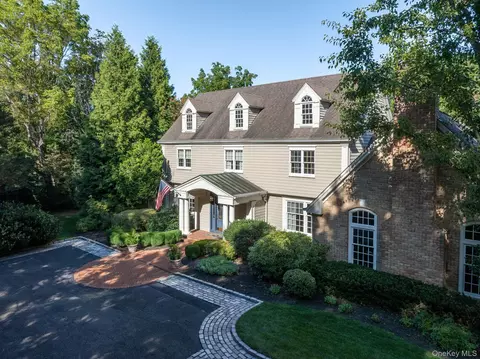 7 Pippin Ln, Huntington, NY 11743
