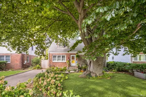 38 Middle Neck Rd, North Hempstead, NY 11050