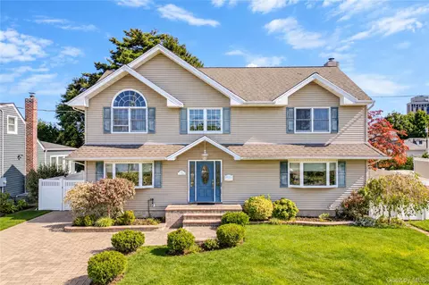 122 Dorothy Dr, East Meadow, NY 11554