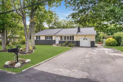 26 Williams Ave, Holtsville, NY 11742