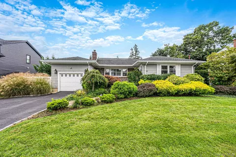20 Argonne Pl, Massapequa, NY 11758