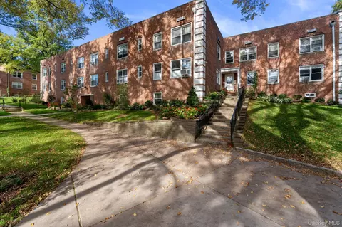 21 Edwards St #1B, North Hempstead, NY 11577