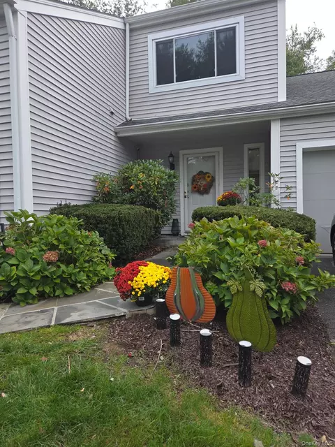 82 Cornwall Cir, Yorktown, NY 10598