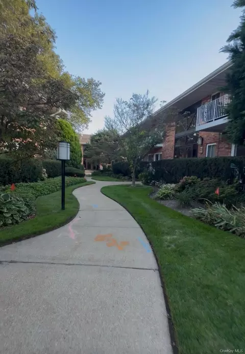 1 Toms Point Ln UNIT 15H, North Hempstead, NY 11050