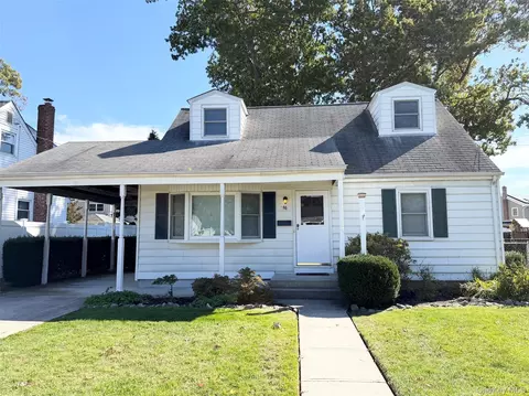 46 Midwood Ave, Farmingdale, NY 11735