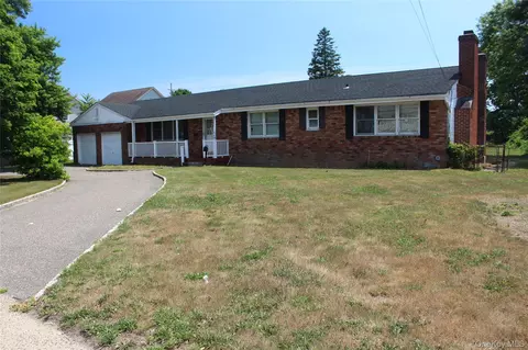 924 Fulton St, Farmingdale, NY 11735