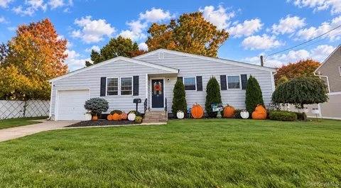 22 5th Ave, Farmingdale, NY 11735