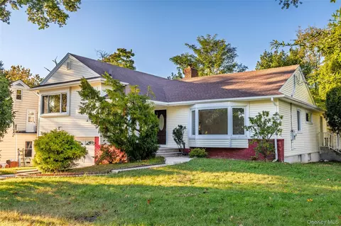 21 Oxford Blvd, North Hempstead, NY 11023