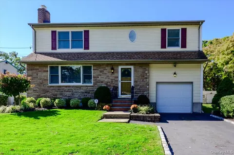 1924 Louis Kossuth Ave, Ronkonkoma, NY 11779