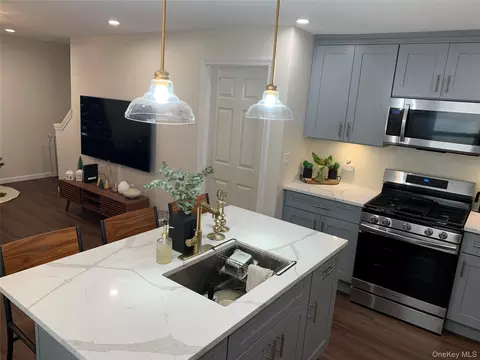 Kitchen - 24-22 Evers Ct, Bridgeport, CT 06610 photo 10 of 10