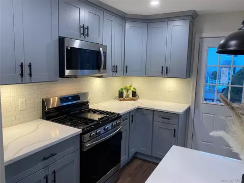Kitchen - 24-22 Evers Ct, Bridgeport, CT 06610 photo 4 of 10