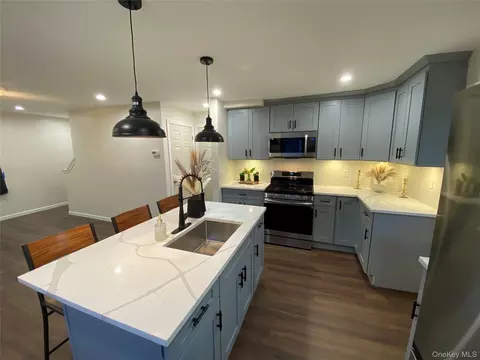 Kitchen - 24-22 Evers Ct, Bridgeport, CT 06610 photo 7 of 10