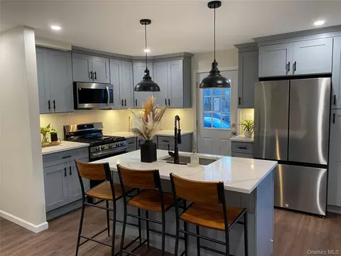 Kitchen - 24-22 Evers Ct, Bridgeport, CT 06610 photo 6 of 10