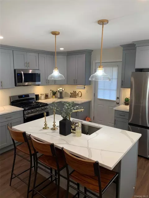 Kitchen - 24-22 Evers Ct, Bridgeport, CT 06610 photo 9 of 10