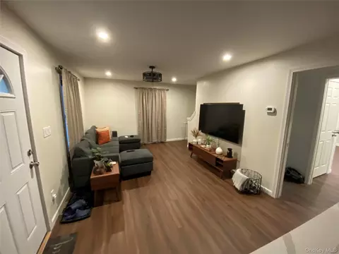 Living - 24-22 Evers Ct, Bridgeport, CT 06610 photo 1 of 1