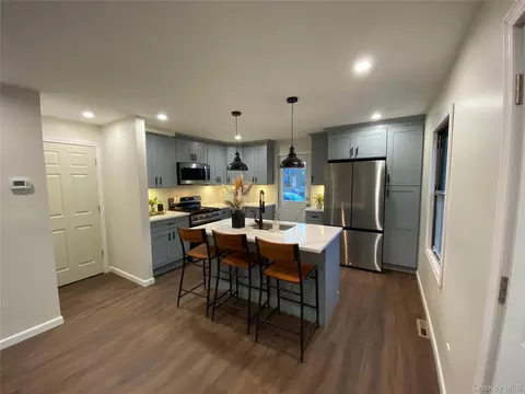Kitchen - 24-22 Evers Ct, Bridgeport, CT 06610 photo 5 of 10