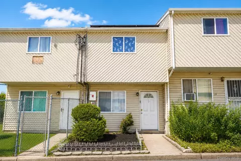 17 Betty Ct, Staten Island, NY 10303