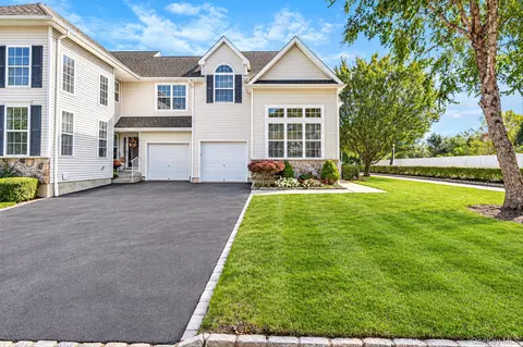 1 Grand Canyon Ct, Bohemia, NY 11716
