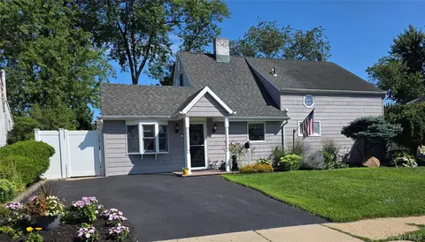 140 Springtime Ln W, Levittown, NY 11756