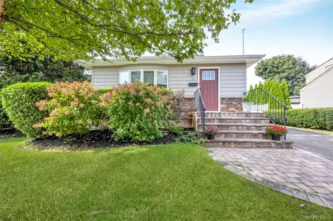 25 Frank Ave, South Farmingdale, NY 11735