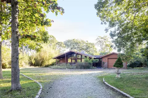 15 Nautilus Dr, Hampton Bays, NY 11946