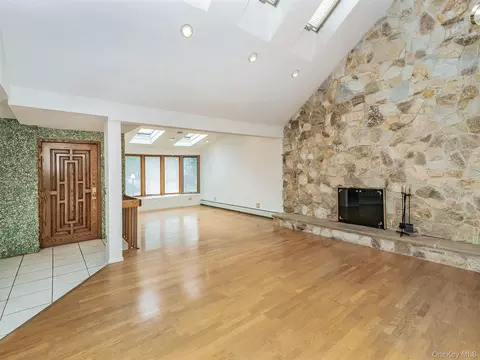 24 Downing Ave, Sea Cliff, NY 11579