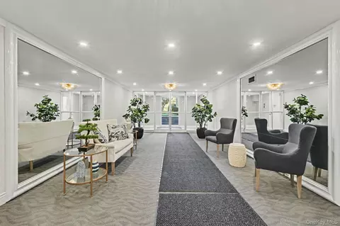 Entry Way - 720 Milton Rd #N4E, Rye, NY 10580 photo 3 of 3