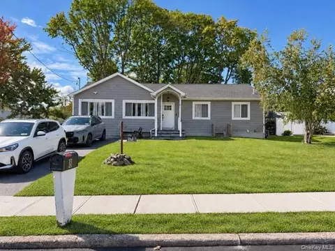 8 Mayflower Ct, Brentwood, NY 11717