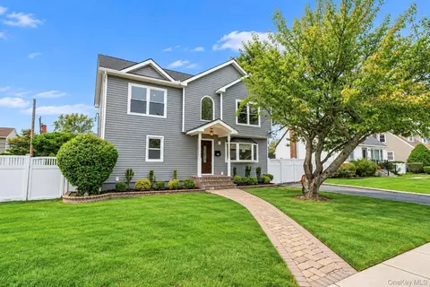 18 Hitchcock Ln, Farmingdale, NY 11735
