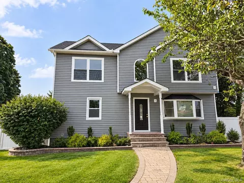 18 Hitchcock Ln, Farmingdale, NY 11735
