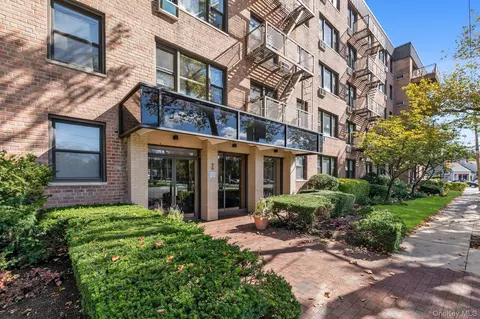 1 Birchwood Ct #3B, North Hempstead, NY 11501