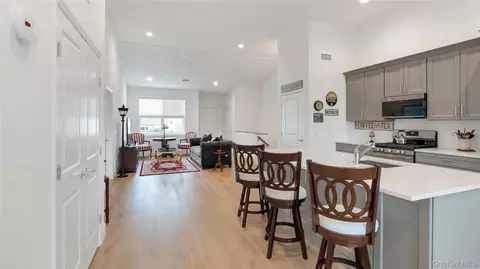 Entry Way - 272 Silver Timber Dr, Yaphank, NY 11980 photo 4 of 9