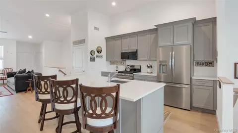Kitchen - 272 Silver Timber Dr, Yaphank, NY 11980 photo 2 of 4