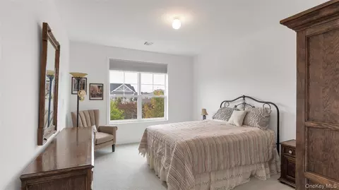 Bedroom - 272 Silver Timber Dr, Yaphank, NY 11980 photo 2 of 4